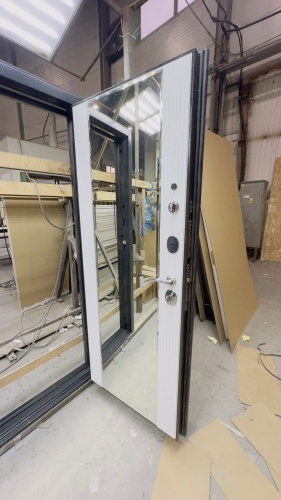 Входная дверь с большим зеркалом Эталон М-5 Черный букле-Белый снег (зеркало) фото 4